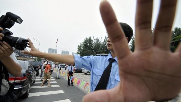 2008年8月13日，北京警方封锁一个公园后阻止摄影记者拍照。示意图（图片来源：JEWEL SAMADAFP via Getty Images）