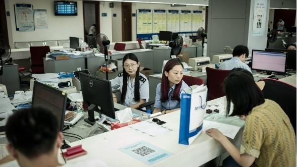 2016年9月13日,上海税务局的工作人员正在办公。(图片来源:FRED DUFOUR/AFP via Getty Images)