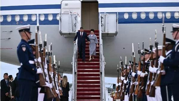 2026年9月23日,中共党魁习近平和第一夫人彭丽媛抵达美国马里兰州安德鲁斯联合基地,走下中国国际航空公司的飞机。(图片来源:Brendan SMIALOWSKI/AFP via Getty Images)