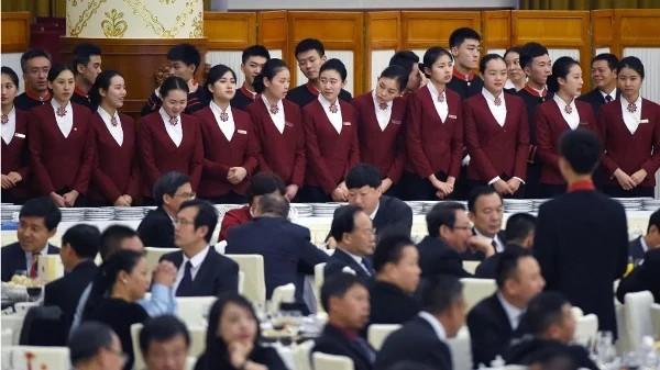 2015年9月30日,在北京人民大会堂内举行十一招待会,现场的男、女服务员们在为招待会做准备。(图片来源:WANG ZHAO/AFP via Getty Images)