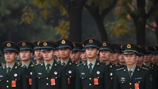 2017年10月25日,在中共中央政治局常务委员会成员名单公布后,中共士兵在北京人民大会堂外列队。(图片来源:GREG BAKER/AFP via Getty Images)