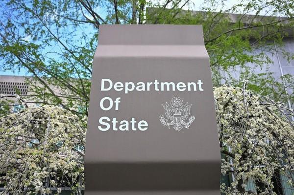 2025年4月15日,美国国务院位于华盛顿特区雾谷社区总部大楼外的标牌。(图片来源:JIM WATSON/AFP via Getty Images)
