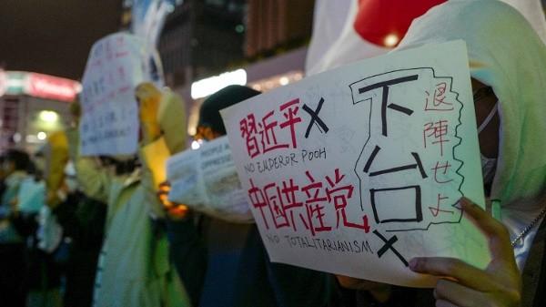 2022年11月30日,旅日中国公民及支持者在东京举行集会,抗议中共当局的“清零”政策以及中共的专制统治。此次集会是为悼念2022年11月24日新疆乌鲁木齐市致命火灾遇难者而举行的烛光守夜活动的一部分。(图片来源:KAZUHIRO NOGI/AFP via Getty Images)