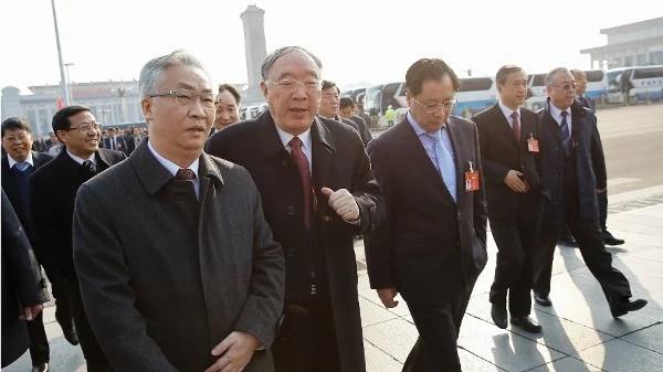 2017年3月4日,重时任庆市长、全国人大代表黄奇帆(中)抵达北京人民大会堂,出席中共全国人大全体会议。(图片来源:Lintao Zhang/Getty Images)