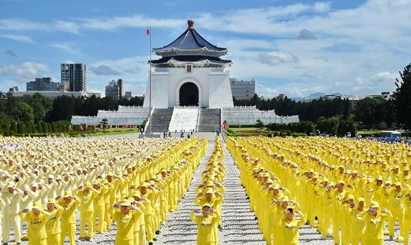 法轮功学员于排字结束后举行集体炼功。