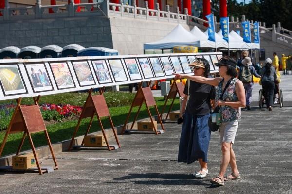 广场周边设有真相展板,供过往民众了解法轮功及其受中共迫害的真实情况。