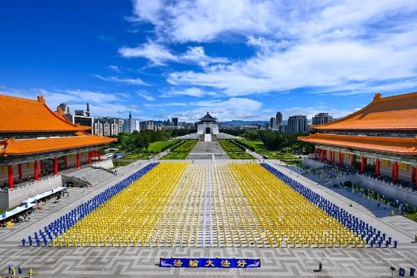 排字结束后,法轮功学员以“法轮大法好”横幅向李洪志师父表达敬意。