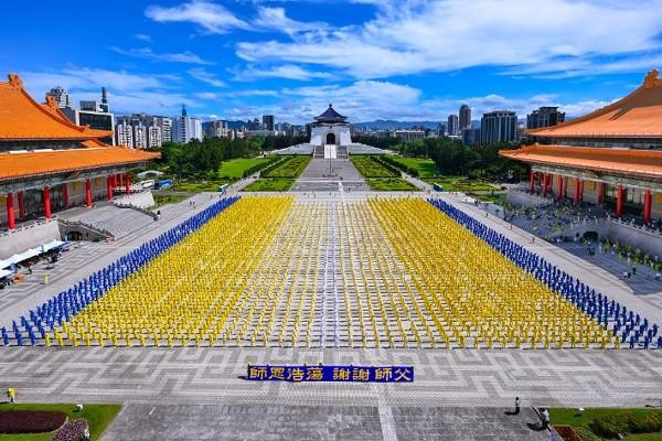 排字结束后,法轮功学员以“师恩浩荡谢谢师父”横幅向李洪志师父表达敬意。(以上图片来源皆为:明慧网)