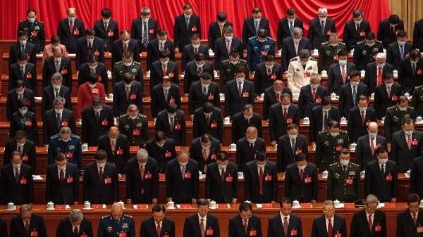 2022年10月16日,在北京人民大会堂举行的中共第二十次全国代表大会开幕式上,中共与会官员为已故中共毛党魁泽东默哀一分钟并低头致哀。(图片来源:Kevin Frayer/Getty Images)