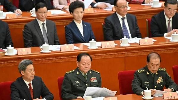 2025年3月4日,中共中央政法委书记陈文清(左)、时任中共中央军委副主席何卫东(右)和时任军委副主席张又侠(中)在北京人民大会堂出席中共政协会议开幕式。(图片来源:ADEK BERRY/AFP via Getty Images)