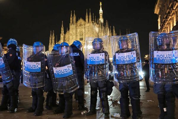 2026年10月17日，意大利米兰爆发骚乱，警方施放催泪瓦斯驱散人群，警员在大教堂外警戒。（Adam Berry/Getty Images）