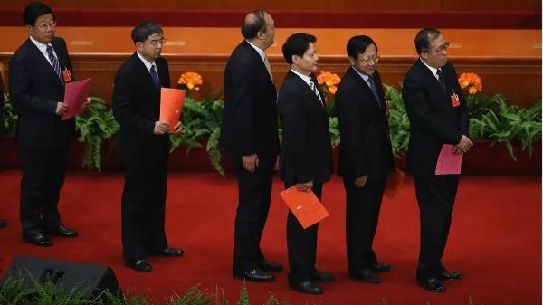 2013年3月14日，在北京人民大会堂举行的中共全国人大第四次全体会议上，时任湖北省委书记李洪忠（右）排队等候将选票投入票箱。（图片来源：Feng Li/Getty Images）