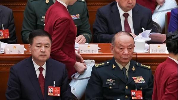 2026年3月5日，中共公安部长王小洪和中央军委副主席张升民（右）在北京人民大会堂出席中共全国人大会议开幕式。（图片来源：FLORENCE LO/POOL/AFP via Getty Images）