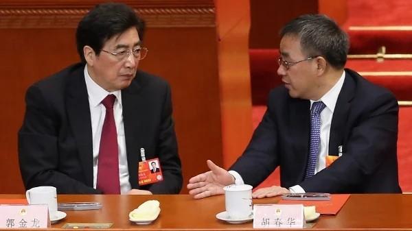 2013年3月14日,在北京人民大会堂举行的中共全国人大第四次全体会议上,时任中共中央政治局委员胡春华(右)和郭金龙(左)正在交谈。(图片来源:Feng Li/Getty Images)
