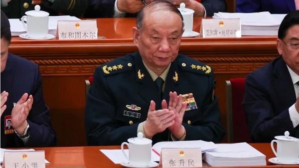 2026年3月5日,中共中央军委副主席张升民在北京人民大会堂出席中共全国人大开幕式时鼓掌。(图片来源:Florence Lo/POOL/AFP via Getty Images)