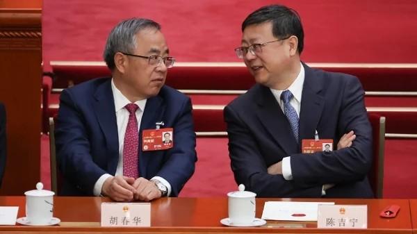 2023年3月11日,在北京举行的中共全国人大第四次全体会议开幕。时任中共全国政协副主席胡春华(左)和上海市委书记陈吉宁(右)出席开幕式并做交谈。(图片来源:Lintao Zhang/Getty Images)