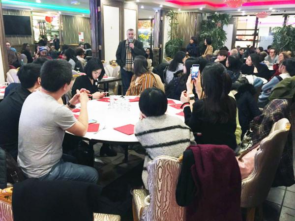 法国亚洲移民联合会主席布赛(Claude BUCHET)先生在新年晚宴上向全体员工和嘉宾致辞。(摄影:看中国)