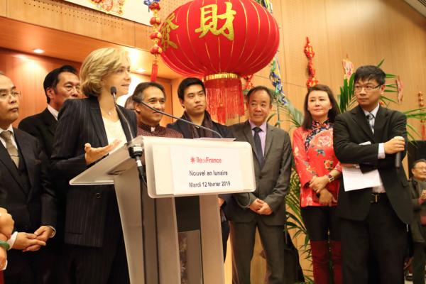 佩克莱斯在新年活动上致辞(左一),当晚司仪林修武律师(右一)、维勒潘特副市长Ton-Tona KHUL(右五) (摄影:林莲怡/看中国)