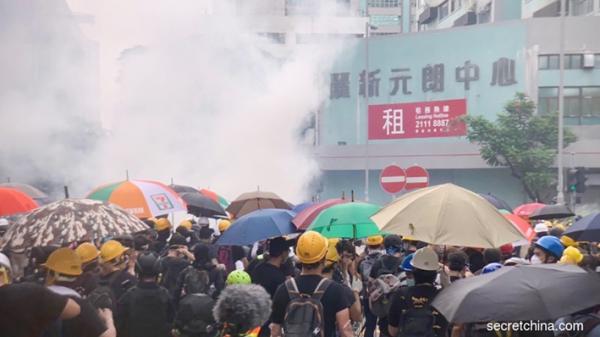 大批支持“反送中”运动的香港市民前往元朗集会。(周秀文/看中国摄影)