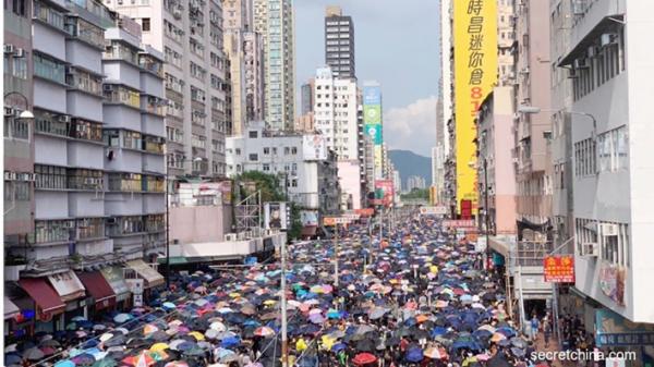 大批支持“反送中”运动的香港市民前往元朗集会。(周秀文/看中国摄影)