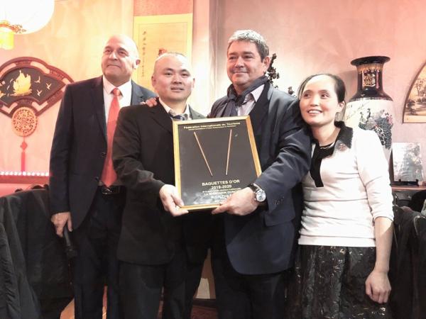 巴黎13区区长顾梅(右二)为大中华老板蔡平配(左二)颁发金筷子奖,法国国际旅游联合会会长杜吕克(左一),老板娘(右一)。(摄影:看中国)