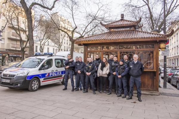 美丽城BTC警队警官及部分警员在美丽城街区合影。(摄影:林莲怡/看中国)