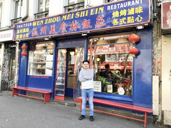 Albert摄于照常营业的美食林餐馆前。(摄影:林莲怡/看中国)
