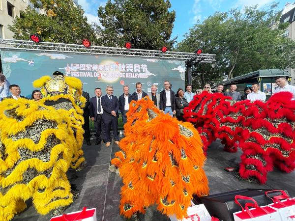 9月30日，法国美丽城联合商会在巴黎美丽城街区举办了第二届中秋美食节活动。巴黎第一副市长，多位区长和副区长出席了开幕仪式。（摄影：林莲怡/看中国）